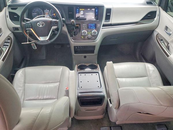 2017 TOYOTA SIENNA