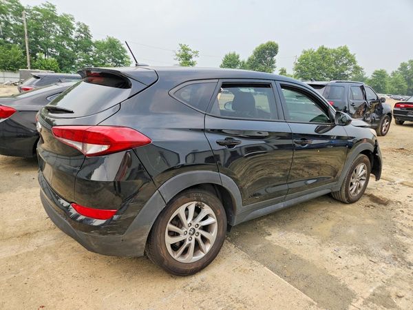 2017 HYUNDAI TUCSON SE (no options)