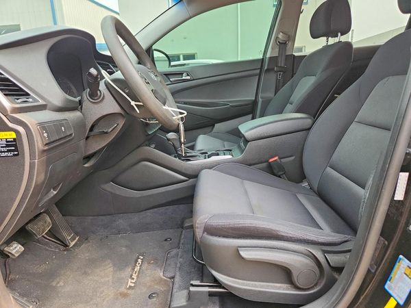 2017 HYUNDAI TUCSON SE (no options)