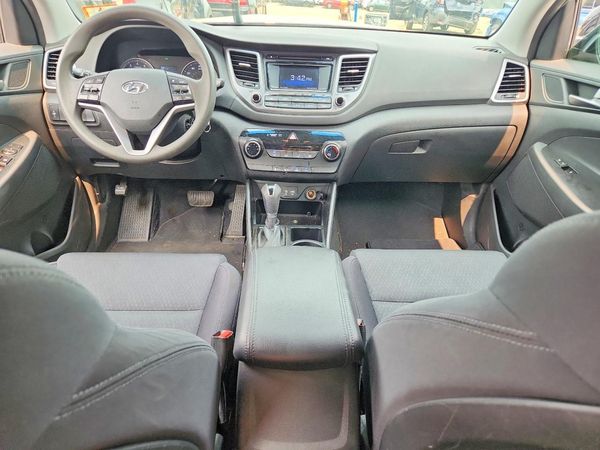 2017 HYUNDAI TUCSON SE (no options)