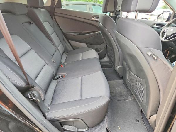 2017 HYUNDAI TUCSON SE (no options)