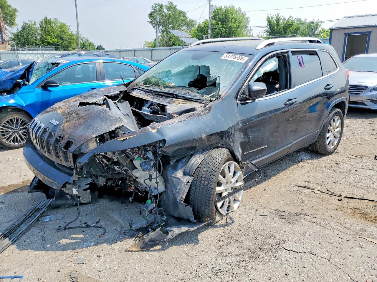 2016 JEEP CHEROKEE Limited — Front 3/4