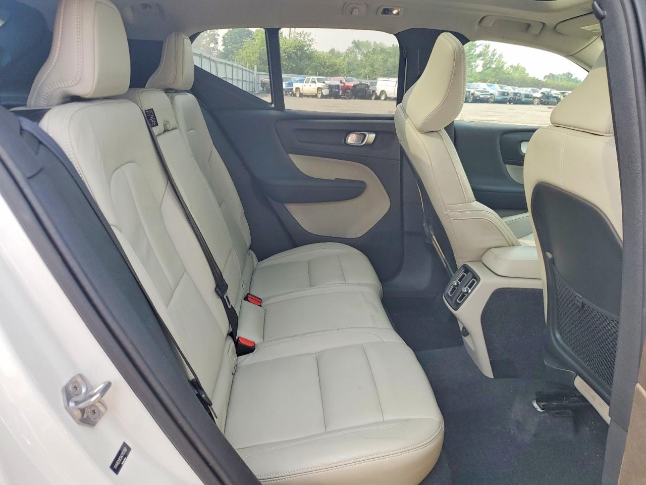 2019 VOLVO XC40 Momentum