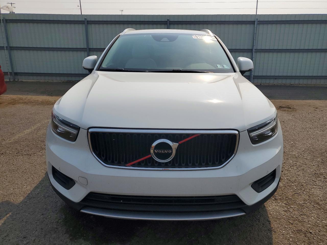 2019 VOLVO XC40 Momentum