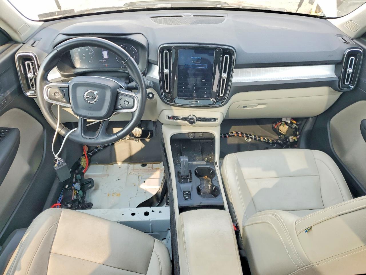 2019 VOLVO XC40 Momentum