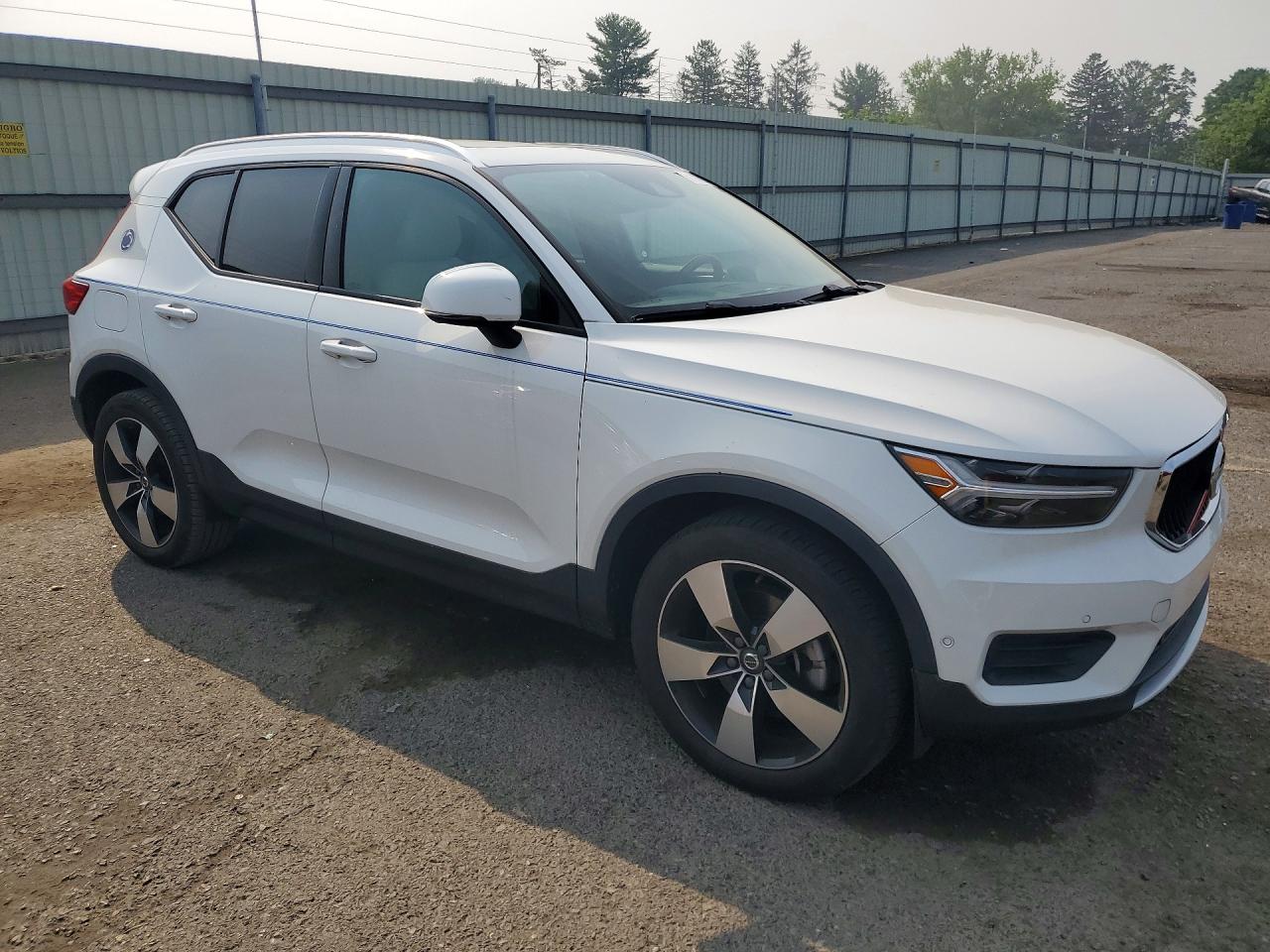 2019 VOLVO XC40 Momentum