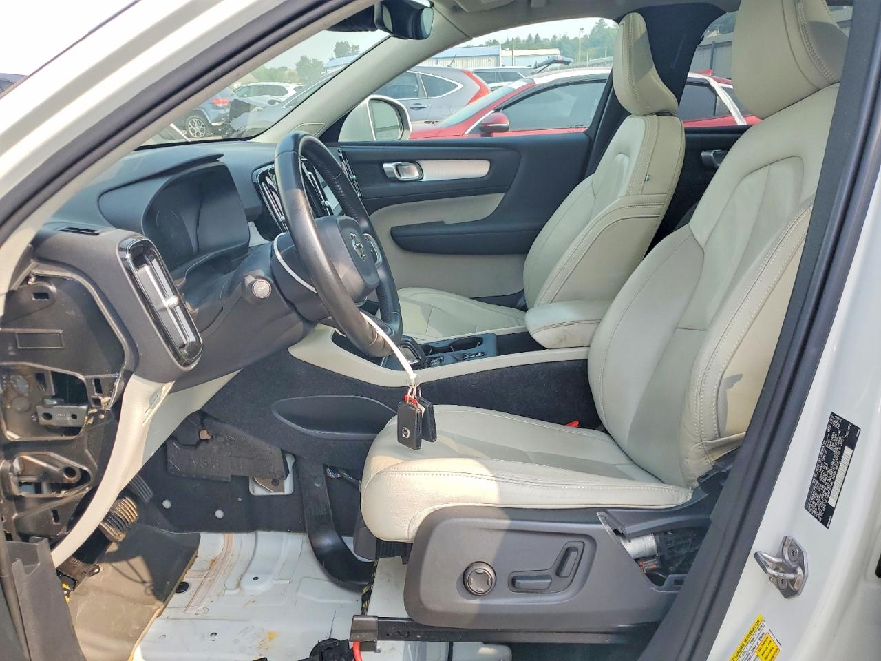 2019 VOLVO XC40 Momentum