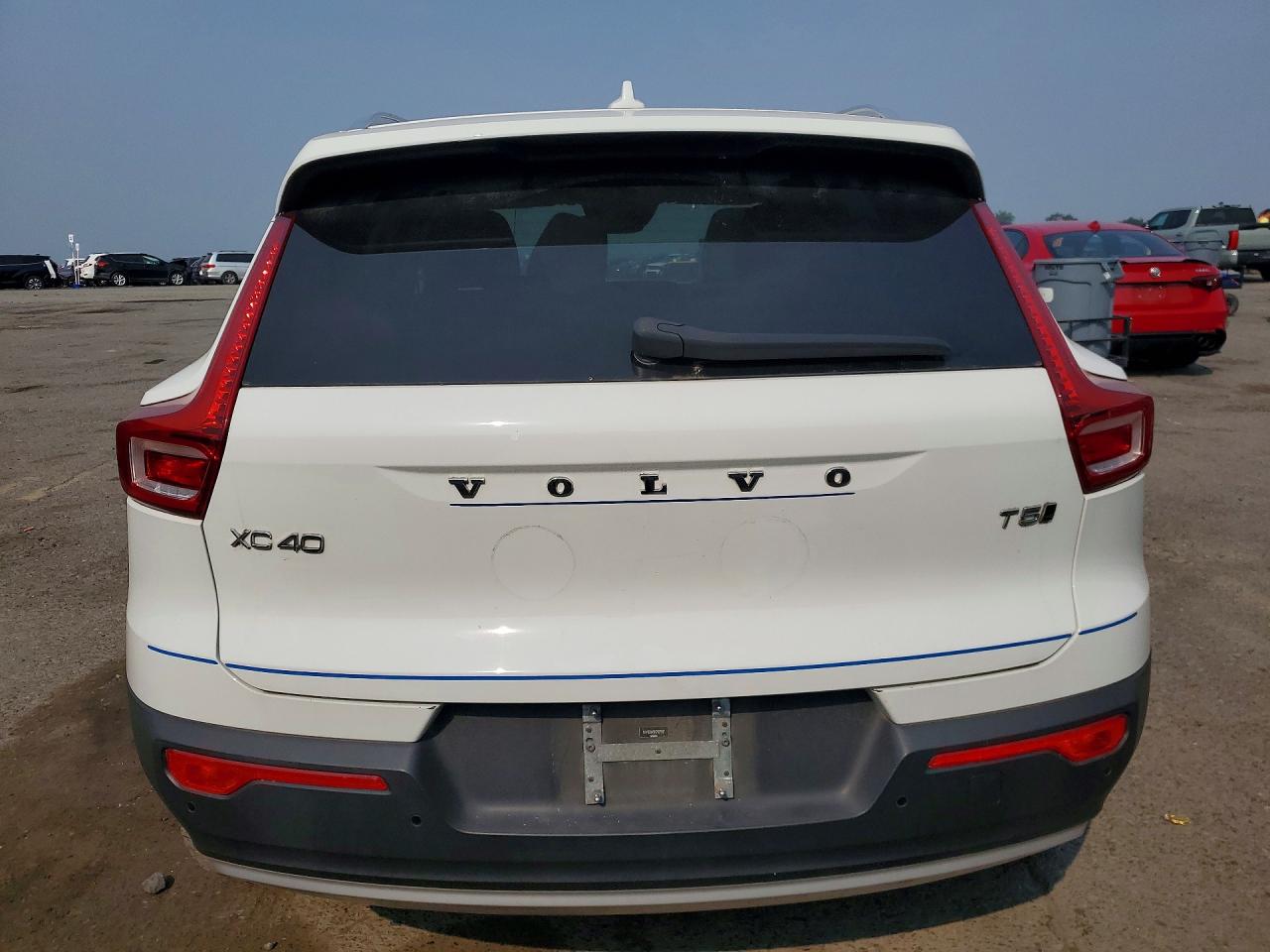 2019 VOLVO XC40 Momentum