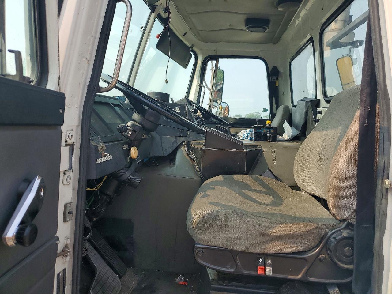 2000 VOLVO XPEDITOR