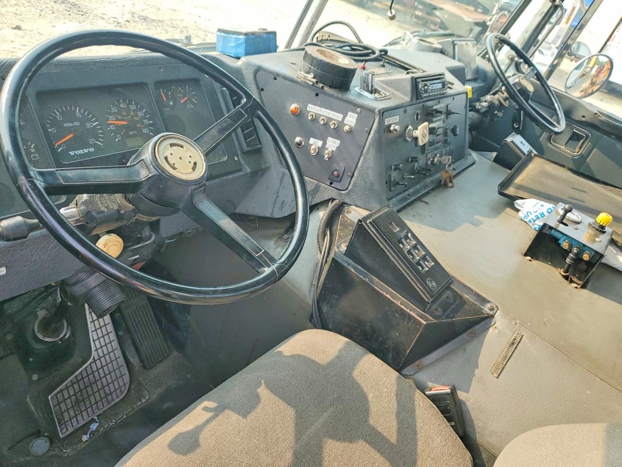 2000 VOLVO XPEDITOR