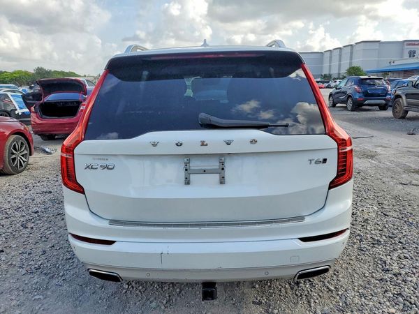 2017 VOLVO XC90 Momentum