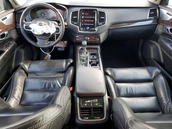2017 VOLVO XC90 Momentum