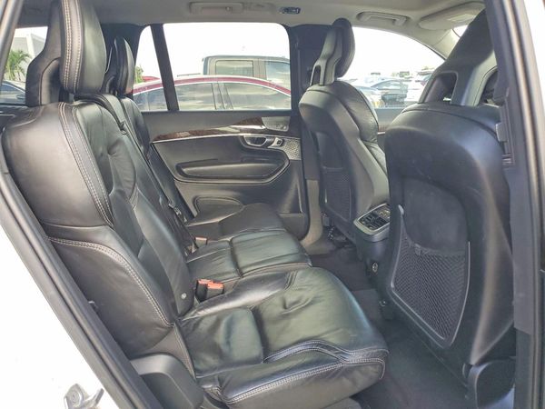 2017 VOLVO XC90 Momentum