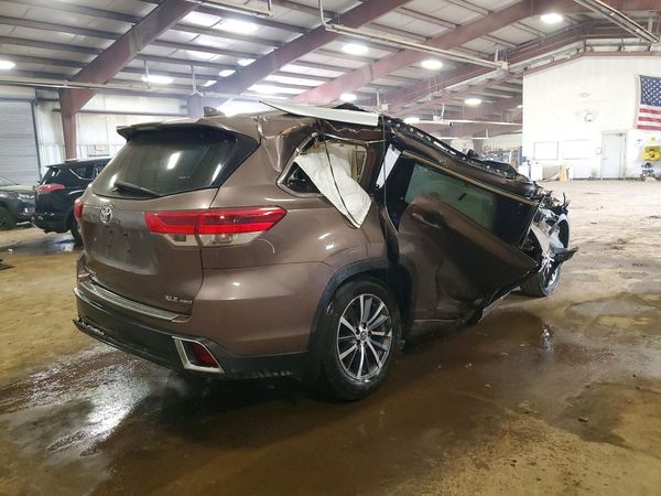 2017 TOYOTA HIGHLANDER