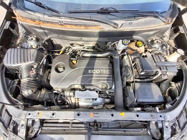 2018 CHEVROLET EQUINOX LT (1LT) — Engine bay