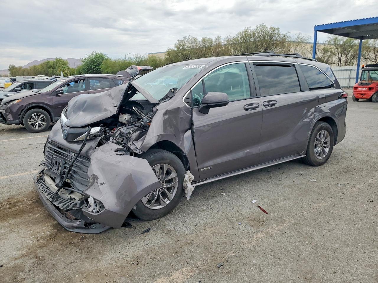 2021 TOYOTA SIENNA LE — Front 3/4