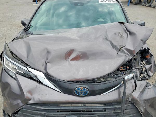 2021 TOYOTA SIENNA LE — Engine bay