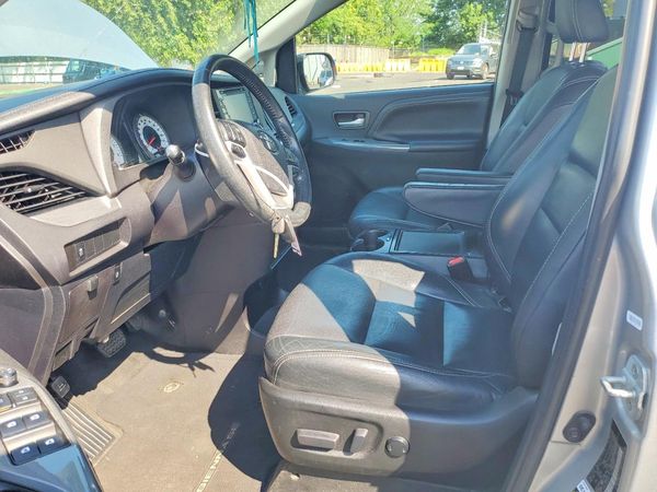 2019 TOYOTA SIENNA SE/SE Premium