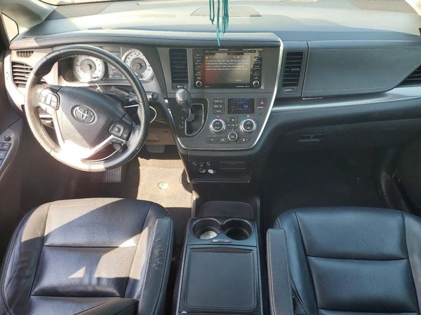 2019 TOYOTA SIENNA SE/SE Premium