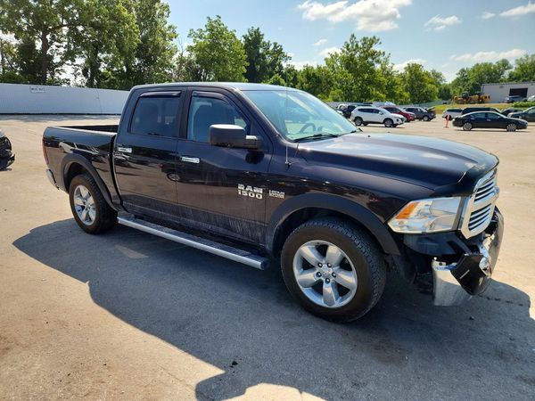 2016 RAM 1500 SLT CREW CAB 4X4
