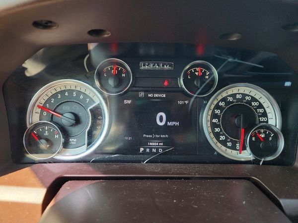 2016 RAM 1500 SLT CREW CAB 4X4