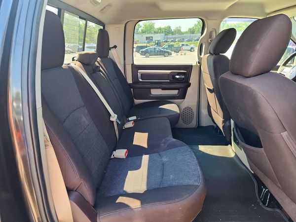 2016 RAM 1500 SLT CREW CAB 4X4
