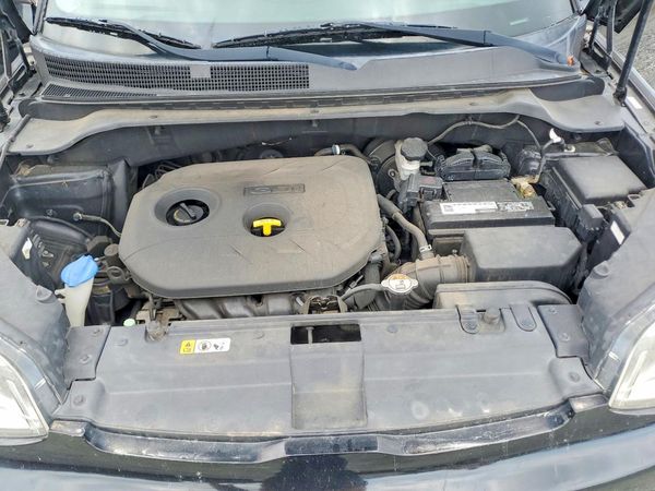 2016 KIA SOUL Exclaim — Engine bay