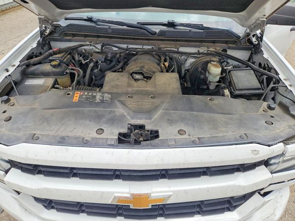 2018 CHEVROLET SILVERADO Custom — Engine bay