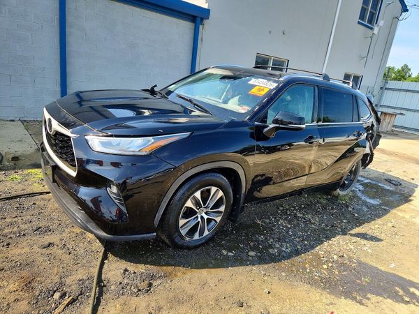 2020 TOYOTA HIGHLANDER XLE Nav — Front 3/4