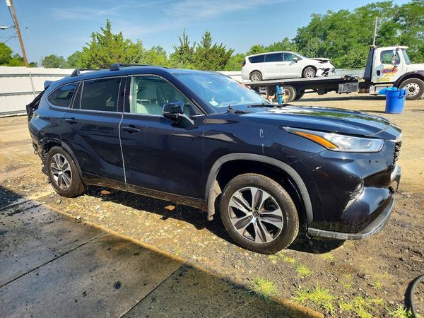 2020 TOYOTA HIGHLANDER XLE Nav — Passenger 3/4