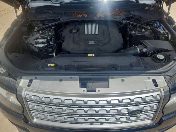 2016 LAND ROVER RANGEROVER HSE — Engine bay
