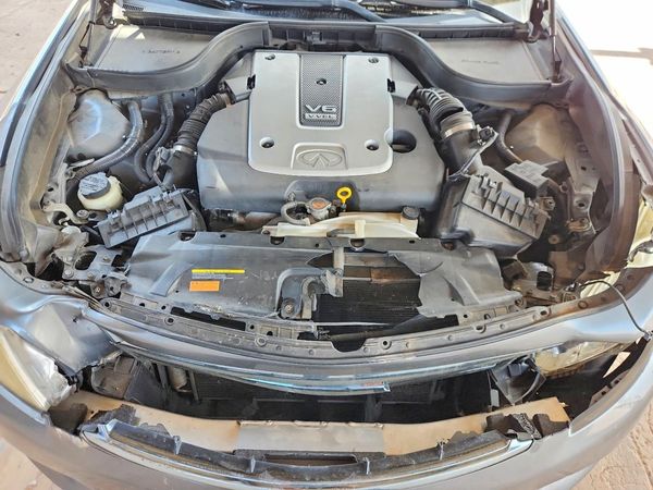 2013 INFINITI G37 — Engine bay