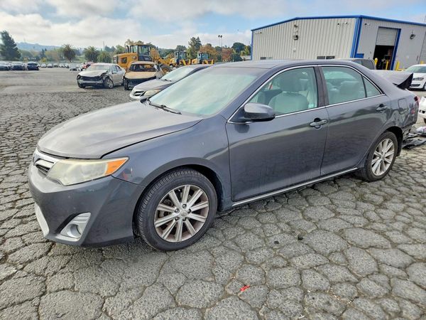 2014 TOYOTA CAMRY — Front 3/4