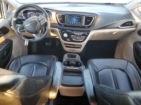 2021 CHRYSLER VOYAGER
