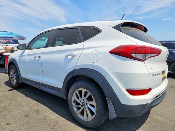 2017 HYUNDAI TUCSON SE (no options)