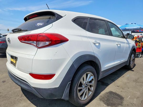 2017 HYUNDAI TUCSON SE (no options)