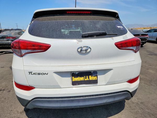 2017 HYUNDAI TUCSON SE (no options)