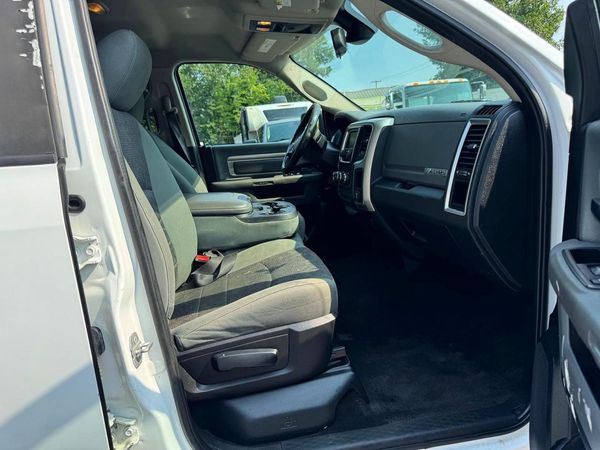 2016 RAM 1500 SLT QUAD CAB 4X4
