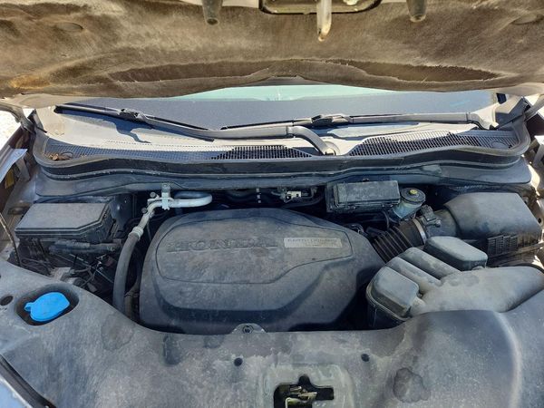 2017 HONDA PILOT EX — Engine bay