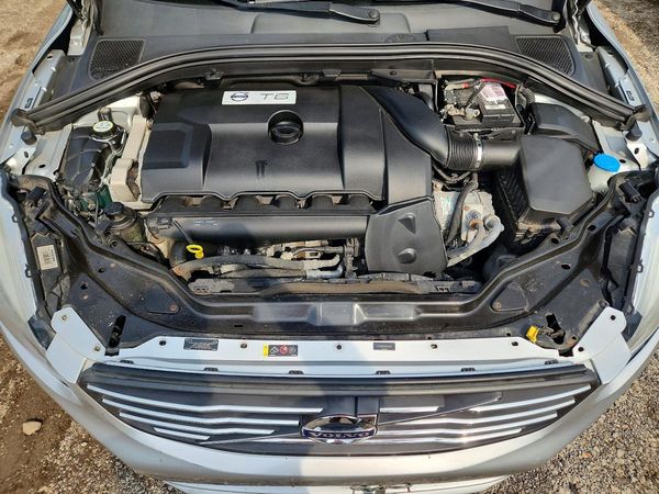 2014 VOLVO XC60 — Engine bay