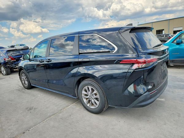 2022 TOYOTA SIENNA LE