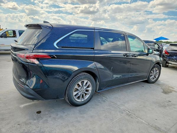 2022 TOYOTA SIENNA LE