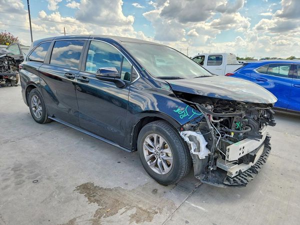 2022 TOYOTA SIENNA LE
