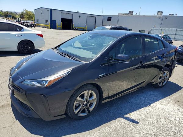 2019 TOYOTA PRIUS L/LE/XLE/LTD. — Front 3/4