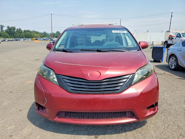 2012 TOYOTA SIENNA