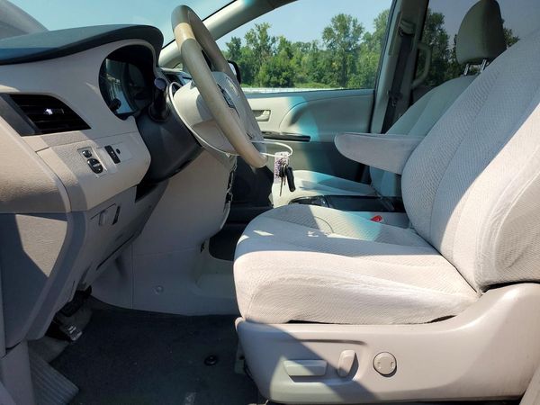 2012 TOYOTA SIENNA