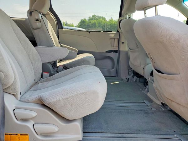 2012 TOYOTA SIENNA