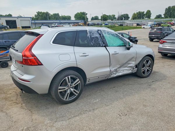 2021 VOLVO XC60 Momentum