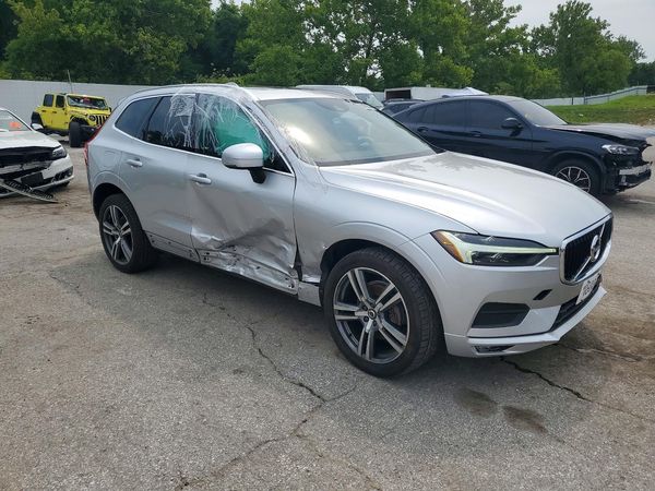 2021 VOLVO XC60 Momentum