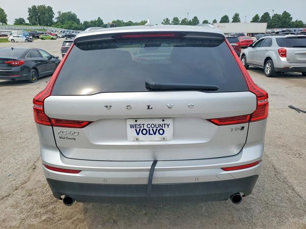 2021 VOLVO XC60 Momentum